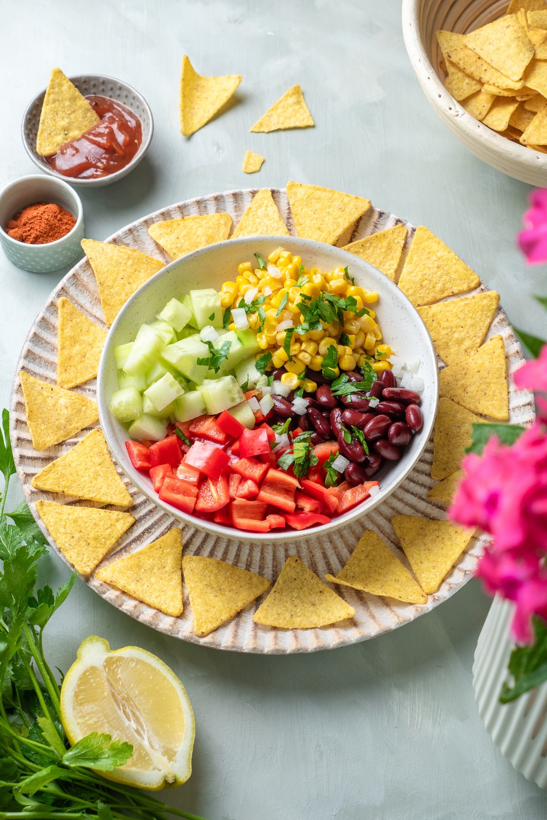Bunte Bowl mit Nachos und Gemüse