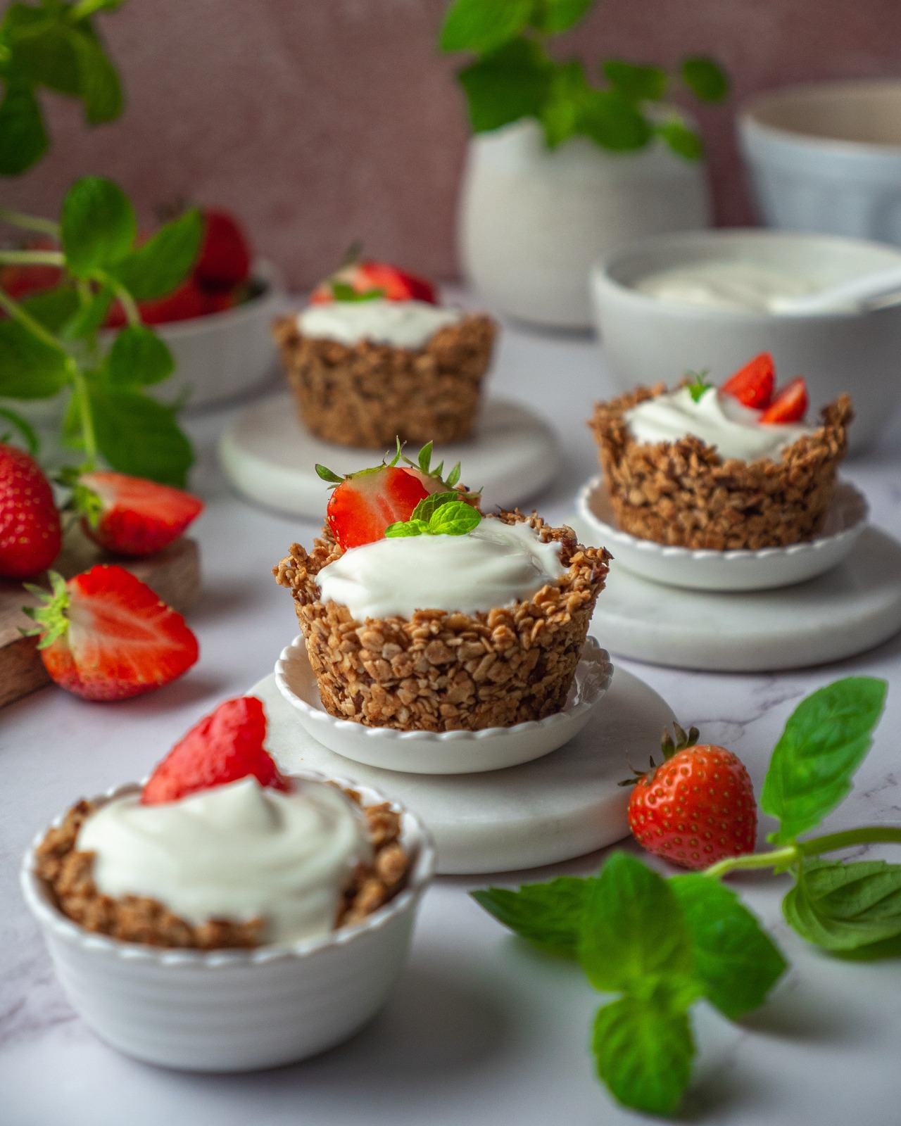 Erdbeer-Granola-Törtchen in natürlichem Licht