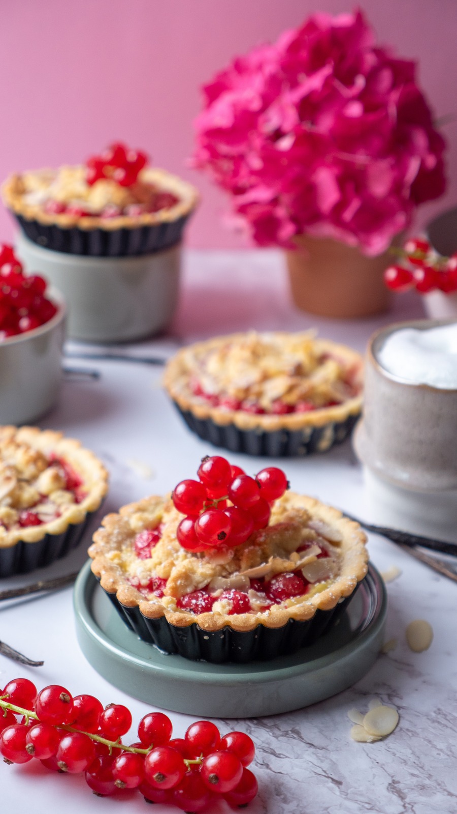 Beerentörtchen mit roten Johannisbeeren