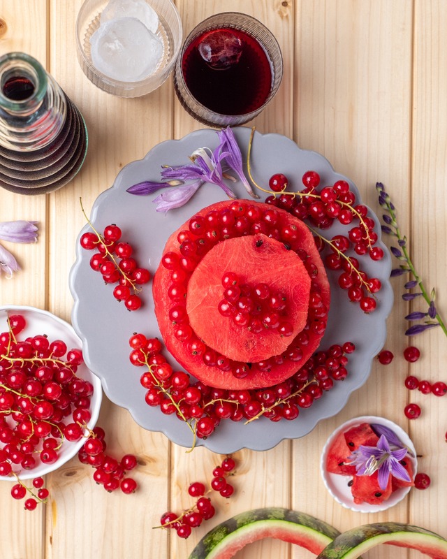 Wassermelone mit roten Johannisbeeren