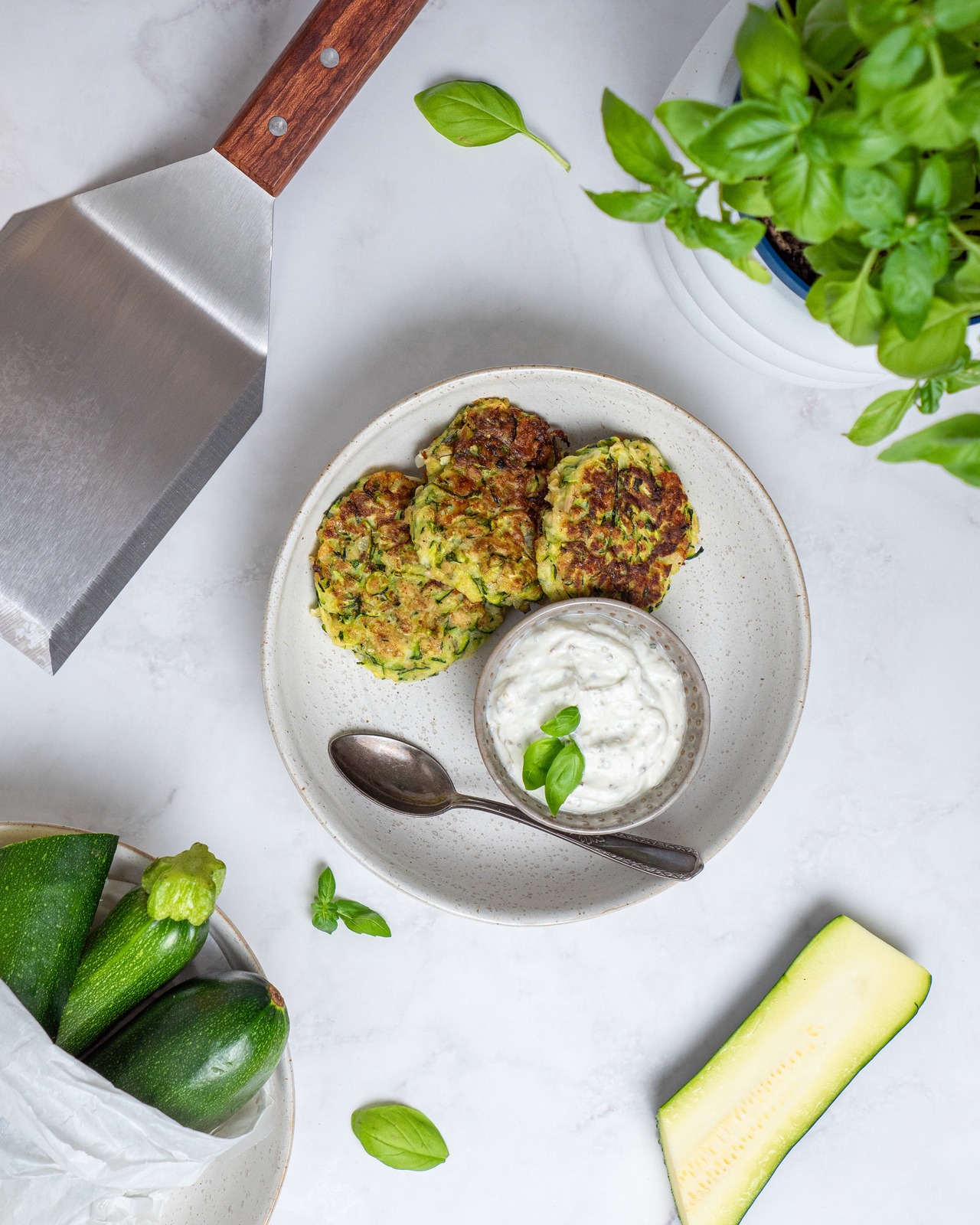 Zucchini-Puffer mit Dip